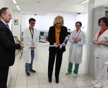 È stata inaugurata, all’interno dell’Ospedale di Stato dell’Istituto Sicurezza Sociale, la nuova “Sala La Cicogna”, un prezioso ambiente dedicato alla salute materna, al percorso nascite e al benessere delle future mamme e dei nuovi nati.
Alla presenza del Segretario di Stato per la Sanità e Sicurezza Sociale Mariella Mularoni, del Capitano di Castello Borgo Maggiore Barbara Bollini, del Direttore Generale dell’ISS Francesco Bevere, del cappellano dell’Ospedale di Stato Wladyslaw Antonczyk, del Presidente dell’Istituto Musicale Sammarinese Giacomo Volpinari e del suo Direttore Fausto Giacomini, le Direttrici della UOC Ostetricia e Ginecologia dell’ISS Miriam Farinelli e della UOC Pediatria Laura Viola hanno ufficialmente presentato la nuova sala e le attività e i corsi che verranno realizzati al suo interno.
La Sala Cicogna, posizionata al piano -1 dell’Ospedale di Stato, nella palazzina Ex Casa di Riposo con possibilità di accesso sia dall’interno della struttura che dall’esterno, è stata appositamente progettata per offrire corsi pre-parto e supporto alla genitorialità. Qui, le donne incinte e le loro famiglie possono partecipare a sessioni informative, imparare tecniche di preparazione al parto e condividere esperienze con altre future mamme.
In particolare, la sala è dedicata al percorso nascita condotto dalle ostetriche dell’UOC Ostetricia e Ginecologia e dalle pediatre della UOC Pediatria. Ospita gli incontri preparto, dedicati al movimento e consapevolezza in gravidanza, l’incontro con la pediatria, il baby party ad un mese dalla nascita con genitori e bebé, gli incontri post nascita di sostegno alla genitorialità responsiva. Inoltre accoglie l’incontro “Noi in-crescendo”, che si inserisce nel percorso nascita, condotto dall’Istituto Musicale Sammarinese in collaborazione con la pediatria ISS.