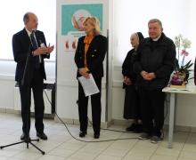 È stata inaugurata, all’interno dell’Ospedale di Stato dell’Istituto Sicurezza Sociale, la nuova “Sala La Cicogna”, un prezioso ambiente dedicato alla salute materna, al percorso nascite e al benessere delle future mamme e dei nuovi nati.
Alla presenza del Segretario di Stato per la Sanità e Sicurezza Sociale Mariella Mularoni, del Capitano di Castello Borgo Maggiore Barbara Bollini, del Direttore Generale dell’ISS Francesco Bevere, del cappellano dell’Ospedale di Stato Wladyslaw Antonczyk, del Presidente dell’Istituto Musicale Sammarinese Giacomo Volpinari e del suo Direttore Fausto Giacomini, le Direttrici della UOC Ostetricia e Ginecologia dell’ISS Miriam Farinelli e della UOC Pediatria Laura Viola hanno ufficialmente presentato la nuova sala e le attività e i corsi che verranno realizzati al suo interno.
La Sala Cicogna, posizionata al piano -1 dell’Ospedale di Stato, nella palazzina Ex Casa di Riposo con possibilità di accesso sia dall’interno della struttura che dall’esterno, è stata appositamente progettata per offrire corsi pre-parto e supporto alla genitorialità. Qui, le donne incinte e le loro famiglie possono partecipare a sessioni informative, imparare tecniche di preparazione al parto e condividere esperienze con altre future mamme.
In particolare, la sala è dedicata al percorso nascita condotto dalle ostetriche dell’UOC Ostetricia e Ginecologia e dalle pediatre della UOC Pediatria. Ospita gli incontri preparto, dedicati al movimento e consapevolezza in gravidanza, l’incontro con la pediatria, il baby party ad un mese dalla nascita con genitori e bebé, gli incontri post nascita di sostegno alla genitorialità responsiva. Inoltre accoglie l’incontro “Noi in-crescendo”, che si inserisce nel percorso nascita, condotto dall’Istituto Musicale Sammarinese in collaborazione con la pediatria ISS.