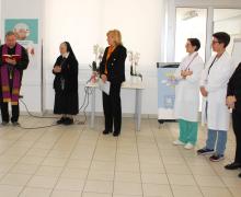 È stata inaugurata, all’interno dell’Ospedale di Stato dell’Istituto Sicurezza Sociale, la nuova “Sala La Cicogna”, un prezioso ambiente dedicato alla salute materna, al percorso nascite e al benessere delle future mamme e dei nuovi nati.
Alla presenza del Segretario di Stato per la Sanità e Sicurezza Sociale Mariella Mularoni, del Capitano di Castello Borgo Maggiore Barbara Bollini, del Direttore Generale dell’ISS Francesco Bevere, del cappellano dell’Ospedale di Stato Wladyslaw Antonczyk, del Presidente dell’Istituto Musicale Sammarinese Giacomo Volpinari e del suo Direttore Fausto Giacomini, le Direttrici della UOC Ostetricia e Ginecologia dell’ISS Miriam Farinelli e della UOC Pediatria Laura Viola hanno ufficialmente presentato la nuova sala e le attività e i corsi che verranno realizzati al suo interno.
La Sala Cicogna, posizionata al piano -1 dell’Ospedale di Stato, nella palazzina Ex Casa di Riposo con possibilità di accesso sia dall’interno della struttura che dall’esterno, è stata appositamente progettata per offrire corsi pre-parto e supporto alla genitorialità. Qui, le donne incinte e le loro famiglie possono partecipare a sessioni informative, imparare tecniche di preparazione al parto e condividere esperienze con altre future mamme.
In particolare, la sala è dedicata al percorso nascita condotto dalle ostetriche dell’UOC Ostetricia e Ginecologia e dalle pediatre della UOC Pediatria. Ospita gli incontri preparto, dedicati al movimento e consapevolezza in gravidanza, l’incontro con la pediatria, il baby party ad un mese dalla nascita con genitori e bebé, gli incontri post nascita di sostegno alla genitorialità responsiva. Inoltre accoglie l’incontro “Noi in-crescendo”, che si inserisce nel percorso nascita, condotto dall’Istituto Musicale Sammarinese in collaborazione con la pediatria ISS.