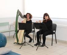 È stata inaugurata, all’interno dell’Ospedale di Stato dell’Istituto Sicurezza Sociale, la nuova “Sala La Cicogna”, un prezioso ambiente dedicato alla salute materna, al percorso nascite e al benessere delle future mamme e dei nuovi nati.
Alla presenza del Segretario di Stato per la Sanità e Sicurezza Sociale Mariella Mularoni, del Capitano di Castello Borgo Maggiore Barbara Bollini, del Direttore Generale dell’ISS Francesco Bevere, del cappellano dell’Ospedale di Stato Wladyslaw Antonczyk, del Presidente dell’Istituto Musicale Sammarinese Giacomo Volpinari e del suo Direttore Fausto Giacomini, le Direttrici della UOC Ostetricia e Ginecologia dell’ISS Miriam Farinelli e della UOC Pediatria Laura Viola hanno ufficialmente presentato la nuova sala e le attività e i corsi che verranno realizzati al suo interno.
La Sala Cicogna, posizionata al piano -1 dell’Ospedale di Stato, nella palazzina Ex Casa di Riposo con possibilità di accesso sia dall’interno della struttura che dall’esterno, è stata appositamente progettata per offrire corsi pre-parto e supporto alla genitorialità. Qui, le donne incinte e le loro famiglie possono partecipare a sessioni informative, imparare tecniche di preparazione al parto e condividere esperienze con altre future mamme.
In particolare, la sala è dedicata al percorso nascita condotto dalle ostetriche dell’UOC Ostetricia e Ginecologia e dalle pediatre della UOC Pediatria. Ospita gli incontri preparto, dedicati al movimento e consapevolezza in gravidanza, l’incontro con la pediatria, il baby party ad un mese dalla nascita con genitori e bebé, gli incontri post nascita di sostegno alla genitorialità responsiva. Inoltre accoglie l’incontro “Noi in-crescendo”, che si inserisce nel percorso nascita, condotto dall’Istituto Musicale Sammarinese in collaborazione con la pediatria ISS.