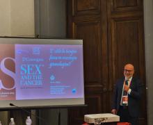 Mercoledì 16 Ottobre 2024 si è tenuto a Roma, nella Sala “Lardato si” del Campidoglio, il 5° Convegno di #SexAndTheCancer organizzato insieme all’Associazione Mamanonmama.
Sex And The Cancer vuole favorire una nuova consapevolezza del diritto delle donne ad avere una sessualità soddisfacente con e dopo il cancro, promuovendo anche la formazione dei medici e del personale sanitario per comprendere il problema, conoscere possibili rimedi e superare l’imbarazzo di parlarne con le pazienti.