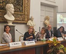 Mercoledì 16 Ottobre 2024 si è tenuto a Roma, nella Sala “Lardato si” del Campidoglio, il 5° Convegno di #SexAndTheCancer organizzato insieme all’Associazione Mamanonmama.
Sex And The Cancer vuole favorire una nuova consapevolezza del diritto delle donne ad avere una sessualità soddisfacente con e dopo il cancro, promuovendo anche la formazione dei medici e del personale sanitario per comprendere il problema, conoscere possibili rimedi e superare l’imbarazzo di parlarne con le pazienti.