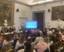 Mercoledì 16 Ottobre 2024 si è tenuto a Roma, nella Sala “Lardato si” del Campidoglio, il 5° Convegno di #SexAndTheCancer organizzato insieme all’Associazione Mamanonmama.
Sex And The Cancer vuole favorire una nuova consapevolezza del diritto delle donne ad avere una sessualità soddisfacente con e dopo il cancro, promuovendo anche la formazione dei medici e del personale sanitario per comprendere il problema, conoscere possibili rimedi e superare l’imbarazzo di parlarne con le pazienti.